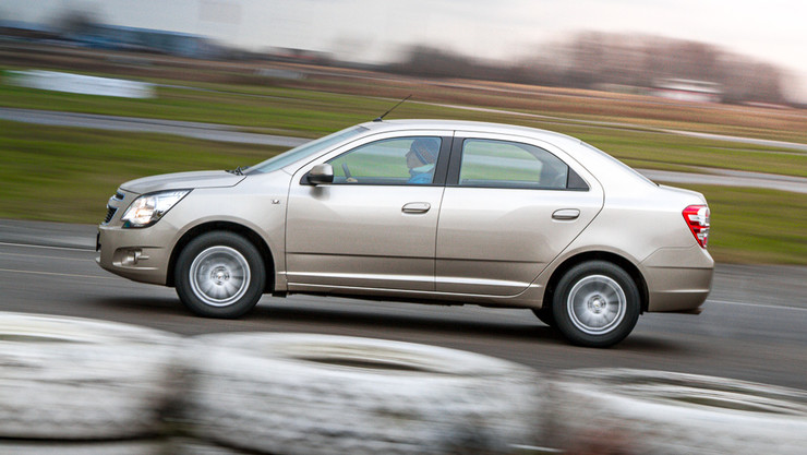 Nissan Almera против Chevrolet Cobalt: у кого богаче внутренний мир? - Фото 9