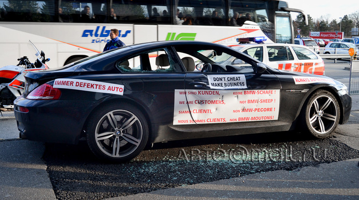 В Женеве разбили BMW M6 в знак протеста. Эксклюзив Авто Mail.Ru - Фото 1